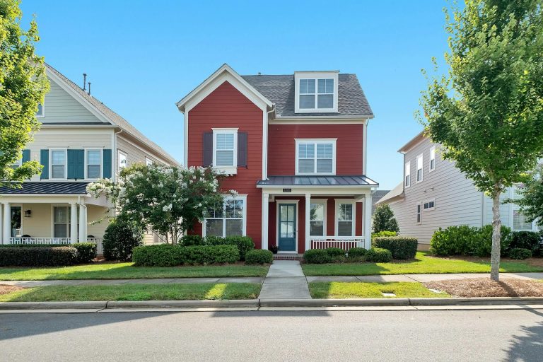 A private house in the USA under a clear blue sky, representing real estate video editing services by BestEditLab.